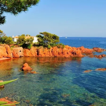 Casa de Férias Maison Avec Jardin Privatif A 3km Des Plages Fréjus
